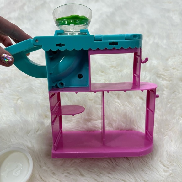 Barbie Florist Doll & Playset with Flower-Making Station - Picture 4 of 8